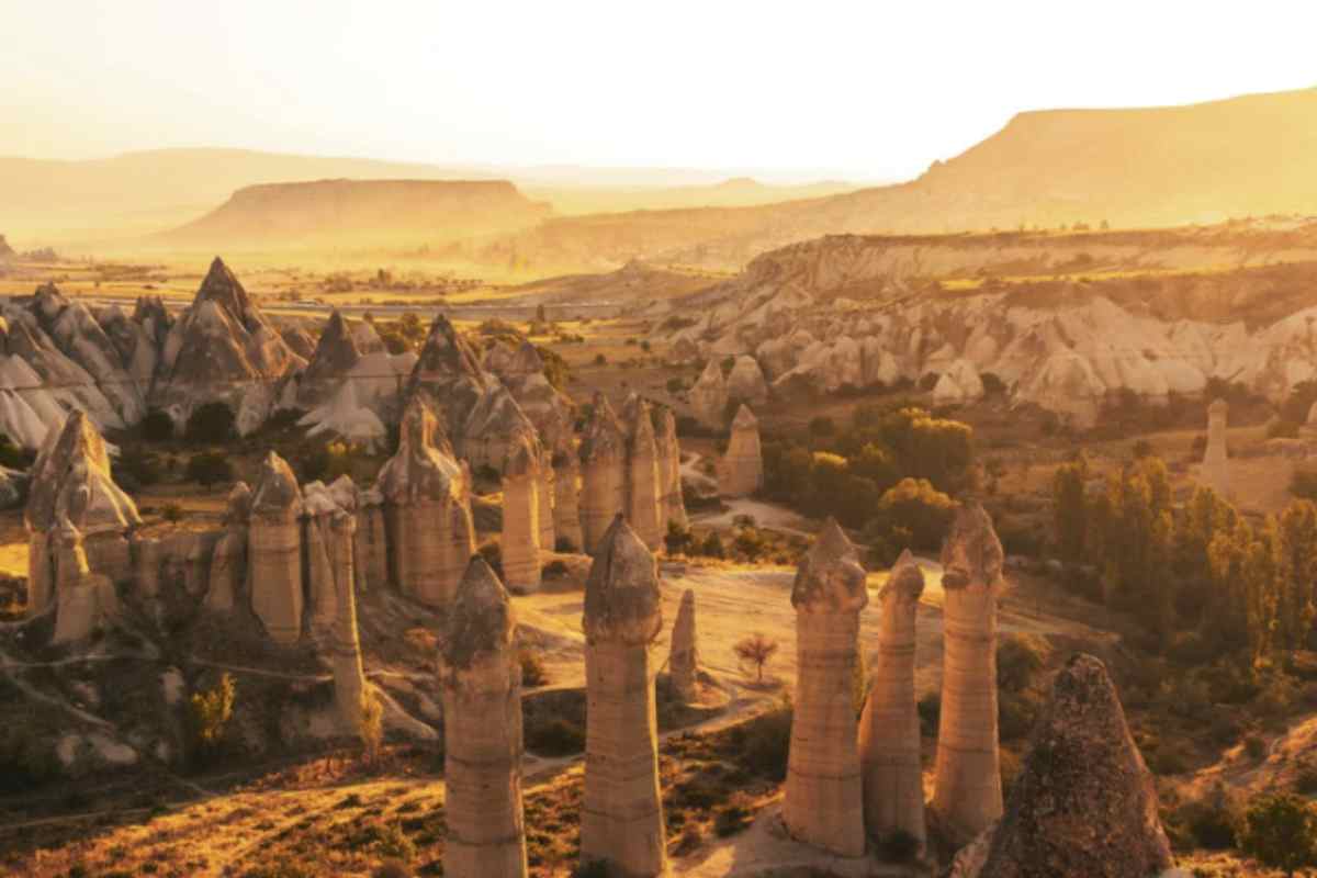 Nel cuore della Cappadocia, regione celebre per i suoi paesaggi lunari e le straordinarie formazioni rocciose, si estende la suggestiva Valle dei Piccioni