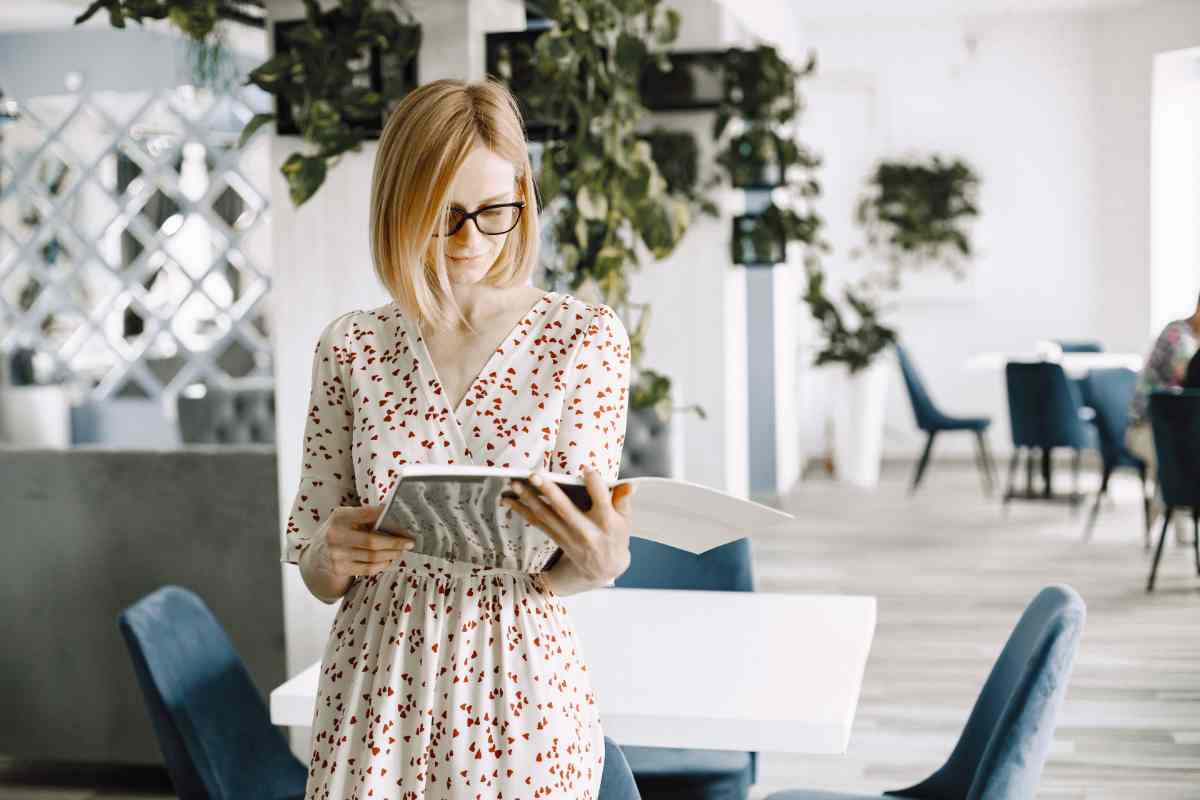 Donna legge documento