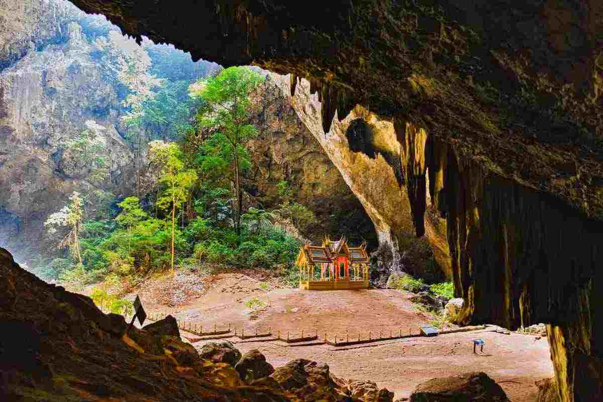Il paradiso segreto nascosto tra montagne e statue antiche, i dettagli