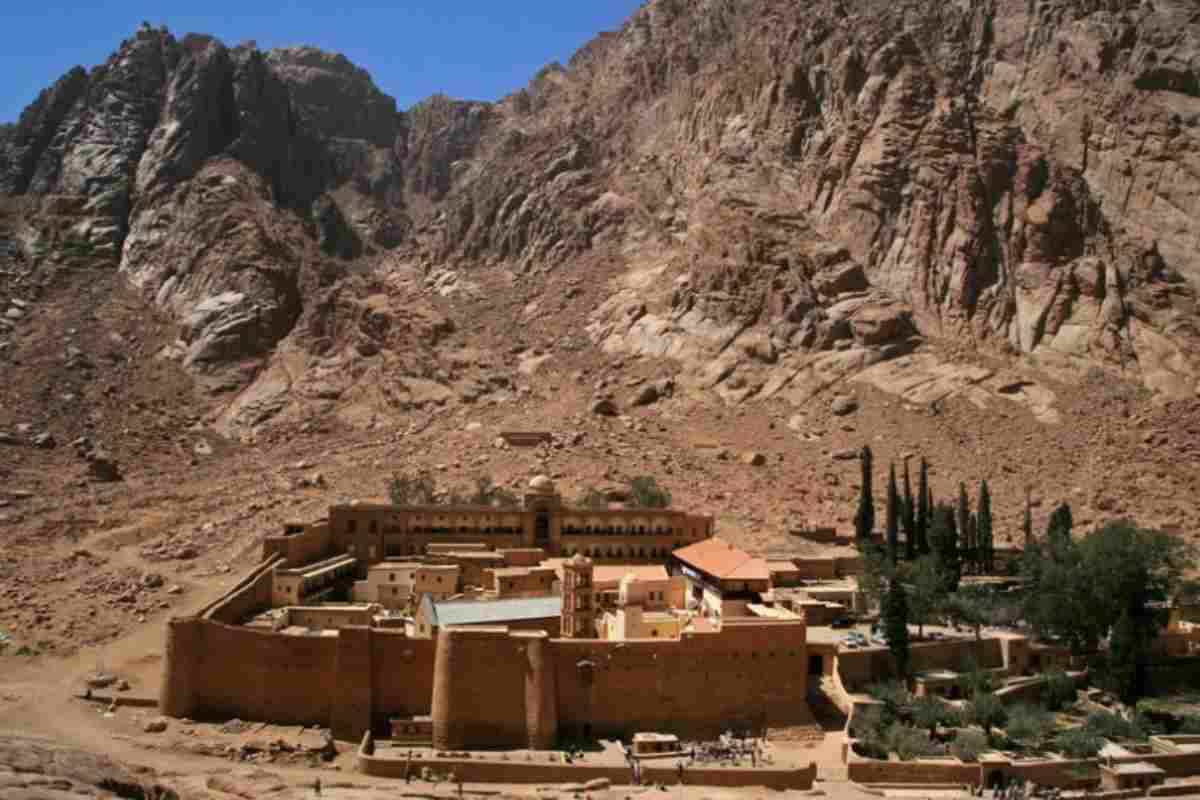 Monastero tra i monti