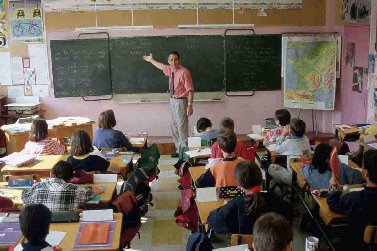 Paura a scuola, prof sbatte al muro uno studente di 14 anni e lo minaccia di morte, i dettagli