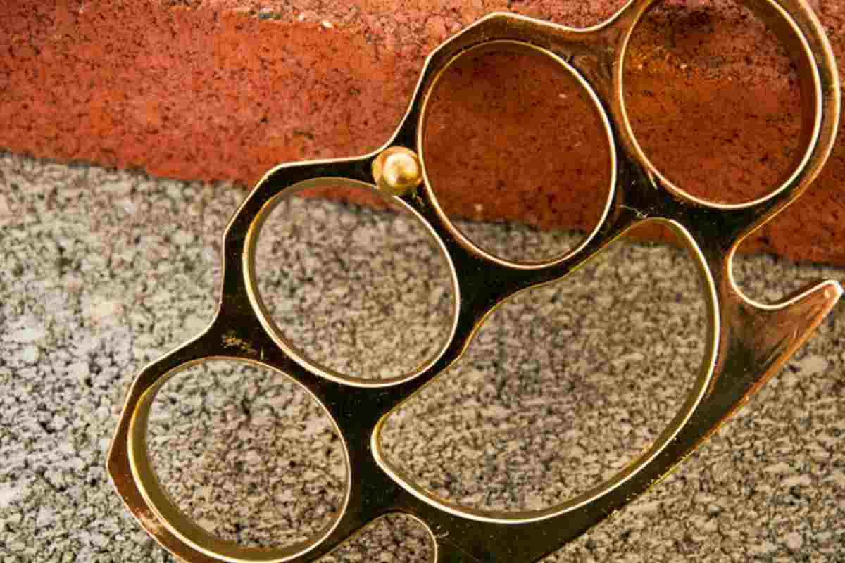 Allarme sicurezza, studente porta tirapugni in classe