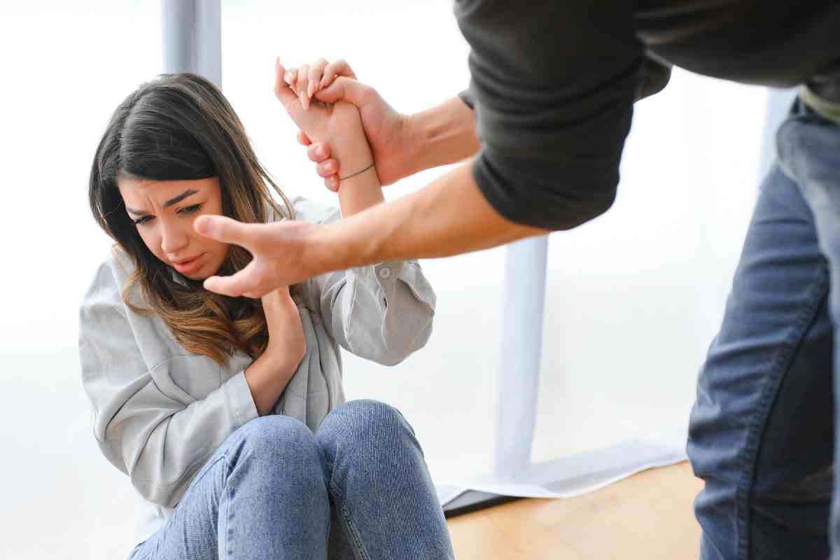 Basta violenza a scuola: insegnante preso a pugni , i dettagli