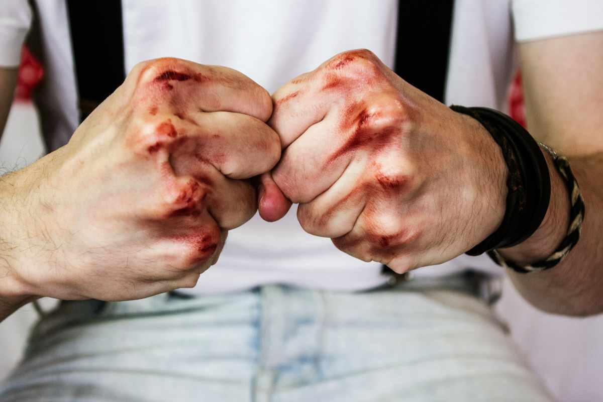 Allarme sicurezza, studente porta tirapugni in classe